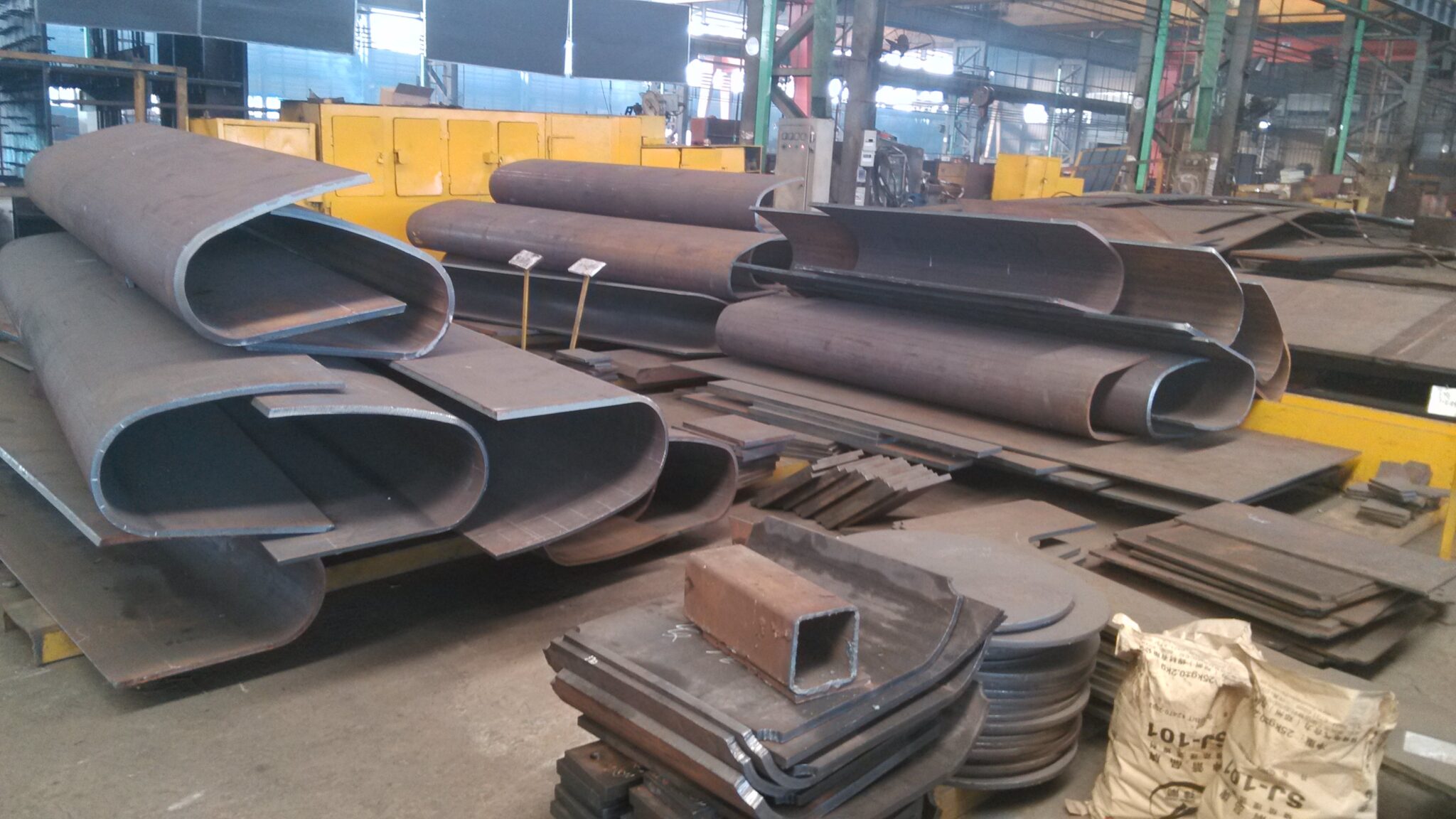 Pliage des coques pour les membrures inférieures des poutres de toiture de la gare de Qingdao (Atelier CSCEC - Nanjing)