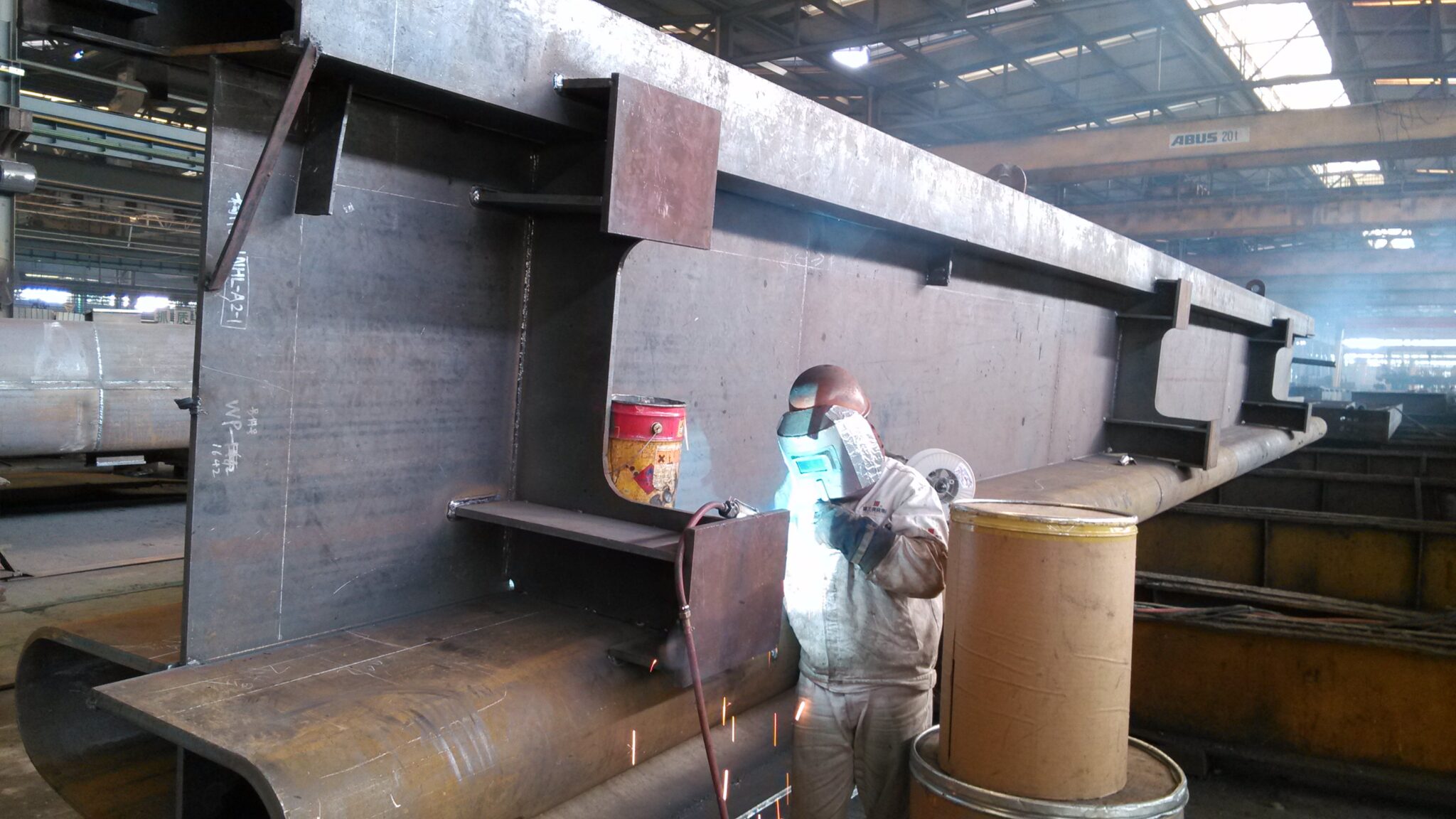 Soudure des raidisseurs des poutres de toiture de la gare de Qingdao (Atelier CSCEC - Nanjing)